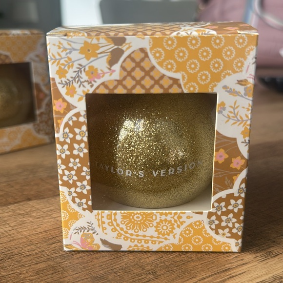 TAYLOR'S VERSION GLITTER
ORNAMENT - Picture 3 of 4